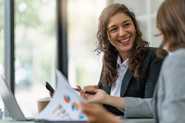 Customer Success medewerker bespreekt resultaten met klant