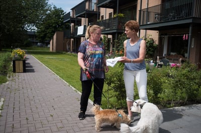 Twee buren ontmoeten elkaar in Winkelmadepark